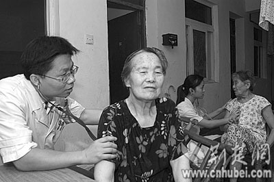 [图文]宜昌市中心人民医院帮扶社区医疗