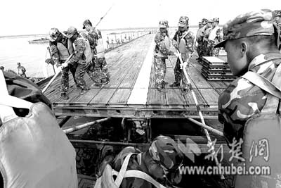 35分钟一桥飞架南北--鄂某舟桥部队长江架桥演