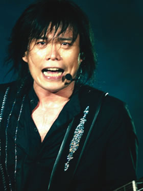 现场之王伍佰:让我们一起摇滚吧(图)