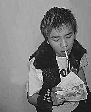 图文烧钱点烟网上炫富