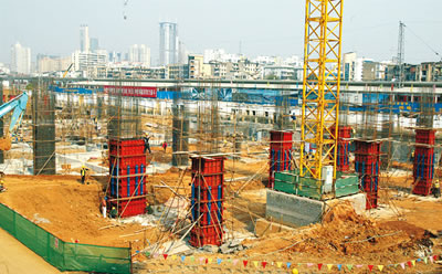 武昌火车站改造施工 现场竖起十个钢筋柱子(图)