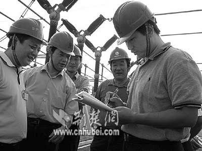 该公司总经理谭洪恩(右一)率队赴工地检查图片