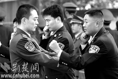 英山县法警大队民警在进行擒拿拳训练(图)