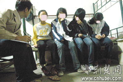 跨省夜送四女生回家 金报记者送返安徽出走女