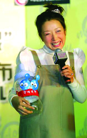 自开公司当老板 孙悦挺着大肚做宣传(图)