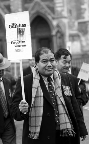 英军外籍退伍士兵游行抗议待遇低(图)
