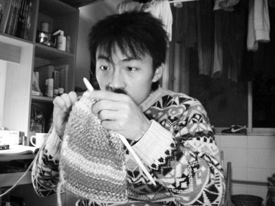 五分钟学会三天就织完 大男孩自织围巾送女友