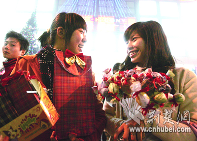 圣诞节江城红红火火 洋节日给了欢乐一个借口