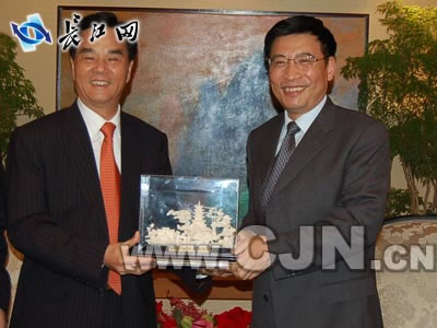 南益集团董事长_国岳集团董事长夫妻照