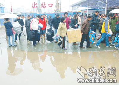 武昌火车站出站口积水挡道(图)