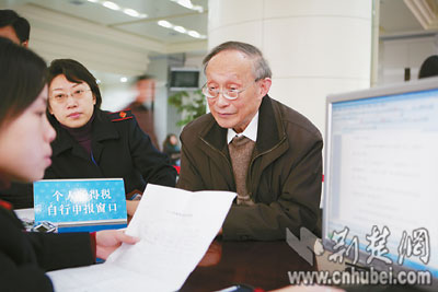 杨叔子院士成为武汉个税申报第一人(图)