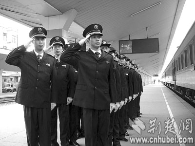 武汉铁路客运段19对列车乘务员换新装(图)