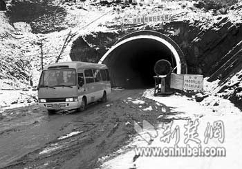 图文:沙子垭隧道打通