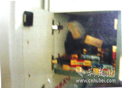 偷拍上司受贿证据制成传单 退休医生震动市六