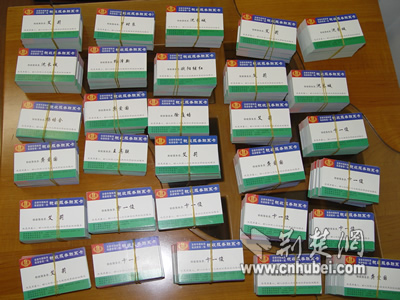 宜都市国税局发放税收服务卡 全天工作不间断