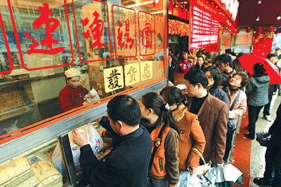 市民排长队卖汤圆