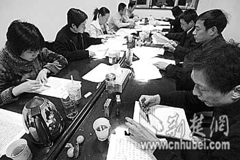 [两会影像]辛勤简报组(图)