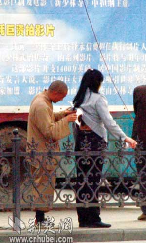 僧人街头气功治病 实为推销膏药市民务必提防