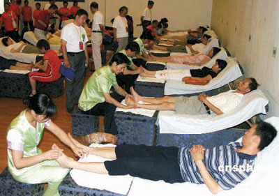 [引领时尚潮流的男人]服务行业男性跟美女抢饭