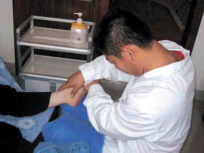 [引领时尚潮流的男人]服务行业男性跟美女抢饭