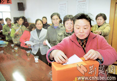 武汉首次26名擦鞋女集体加入工会(图)