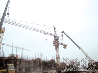 6辆大吊车13小时空中营救 未能挽回被卡工友生