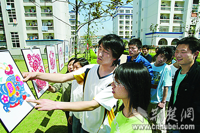 大学生自办剪纸展(图)