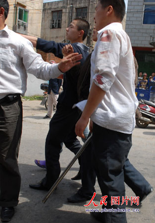 江西九江传销人员聚众暴力抗法 9人重伤(图)