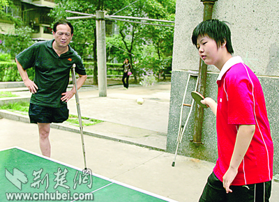 武汉残疾小姑娘汗水浇灌闪亮乒乓球金牌(图)