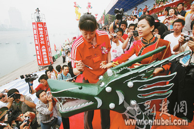 三峡国际龙舟拉力赛隆重开幕(图)
