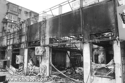 清晨汽配店遭火劫 目击者砸窗破门叫醒三个梦