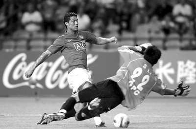 足球友谊赛:曼联胜广州医药