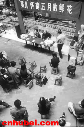 英儿和刘湛秋签名售书江城冷对<em>爱情伊妹儿</em>(