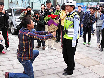 沈阳小伙街头向女交警求婚 缘定两年前一次违