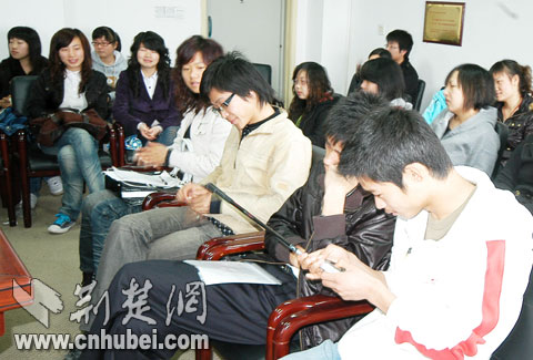 高尔夫球童招聘_中国人才最紧缺的十大行业,毕业族看过来(2)
