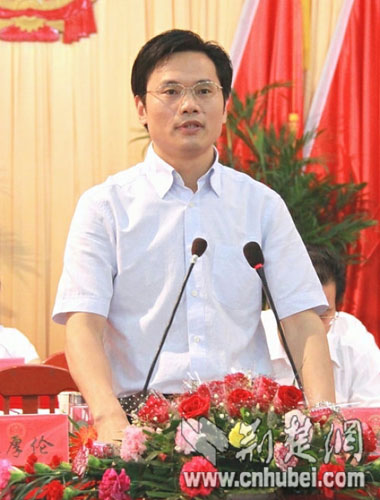 钱远坤当选神农架人大常委会主任 朱厚伦当选林区区长
