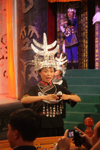 原生态水族大型歌舞表演《远古走来的贵族》(图)