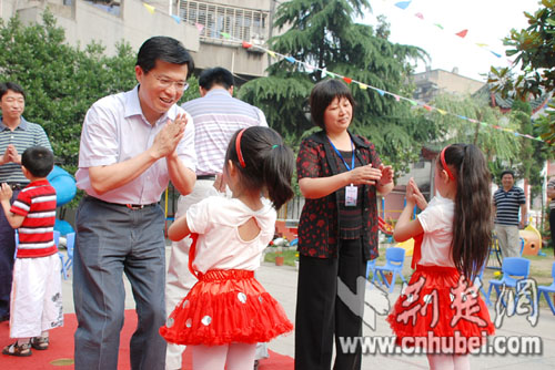 鄂州市长陶宏与幼儿园小朋友同乐共庆儿童节-