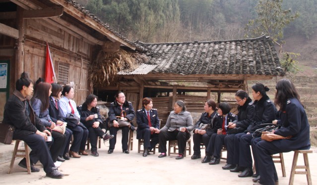 咸丰地税女干部访民情迎三八节