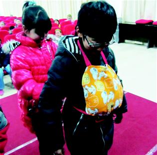 宜昌城区金东方小学让学生捆绑沙包体验怀孕