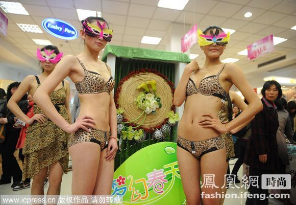 上海商场三八内衣秀_上海内衣模特商场走秀(2)