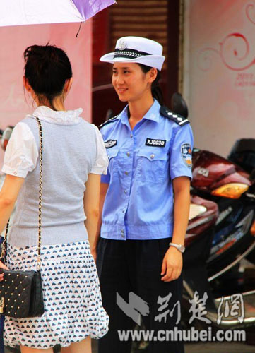 "罗田最美女协警"郭晶酷暑执勤网上走红(图)