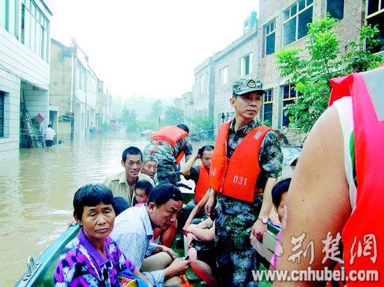 100人口民兵_...部组织近百人的民兵应急分队深入地震灾情严重的官亭镇、新寨