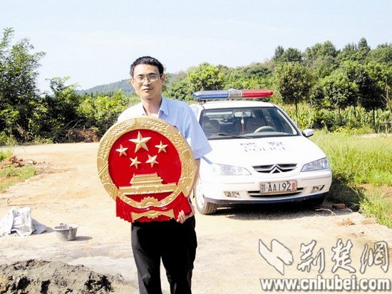 发短信说开庭是真的吗?但是公盖不清楚看不到国徽