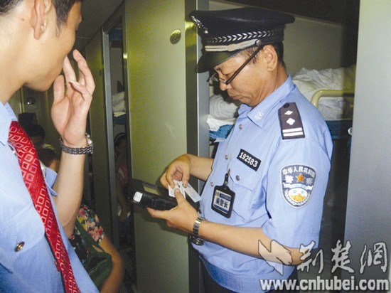 走进列车乘警生活通宵执勤守护乘客安宁