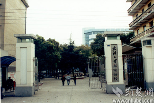 [新世纪新文物]两代毕业证记录独立学院十三年