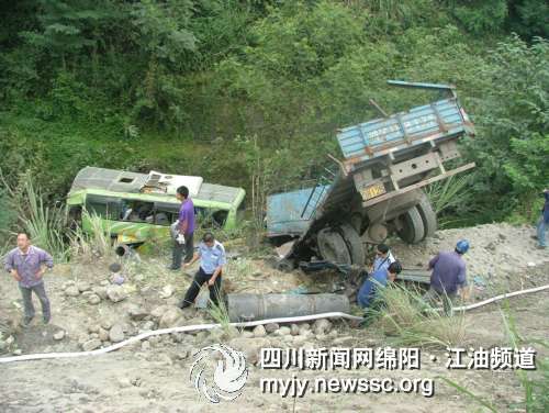江油发生重大车祸1人死亡24人受伤