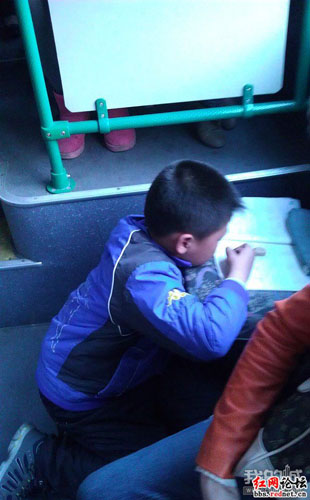 长沙小学生比杜甫还忙? 公交车上抓紧时间写作