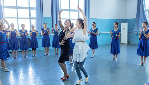 佟丽娅重返母校追忆青春 跳新疆舞婀娜多姿