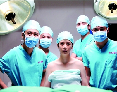 《心术》太偶像遭医生吐槽:做手术能聊天?-荆